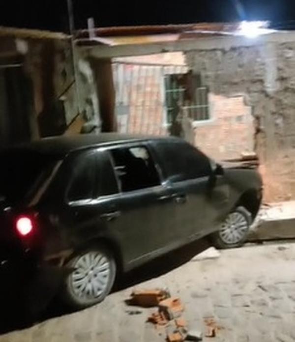 Criminosos batem carro em muro de casa durante fuga na Zona Leste de Teresina