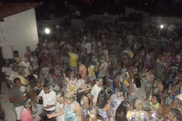 Bloco Os Papeleiros abre carnaval de Bar&atilde;o de Graja&uacute;.(Imagem:FlorianoNews)