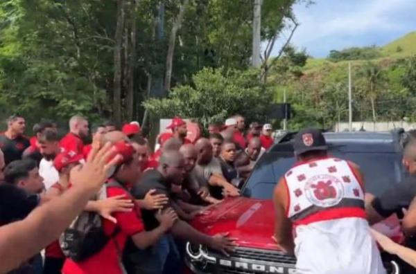 Confusão: torcedores do Flamengo protestam na porta do Ninho; teve polícia