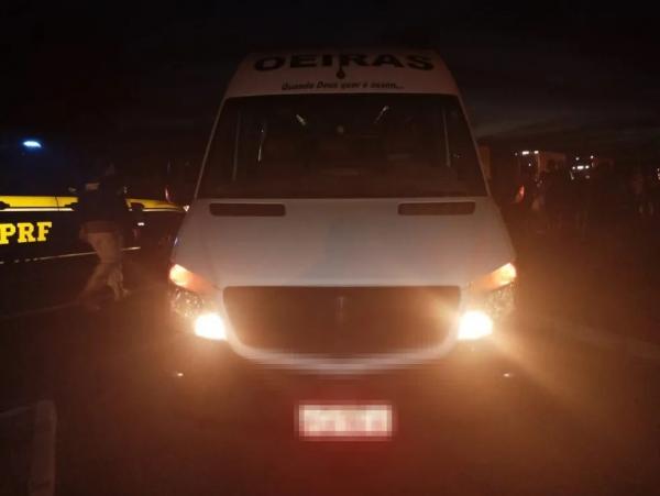 Duas jovens ficam gravemente feridas após moto ser atingida por van em Picos, no Piauí