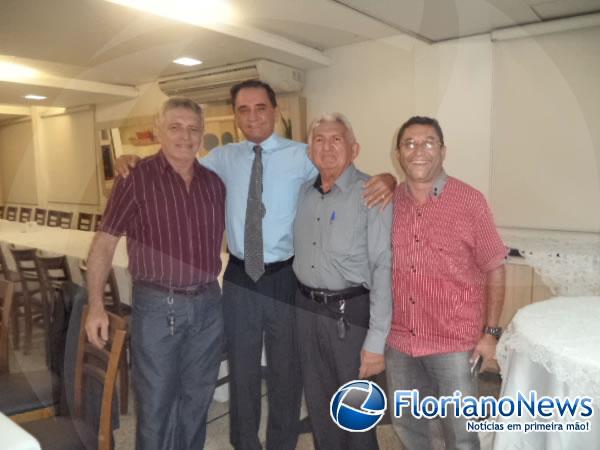 Luiz Gonzaga re&uacute;ne amigos em lan&ccedil;amento de livro em Floriano.(Imagem:FlorianoNews)