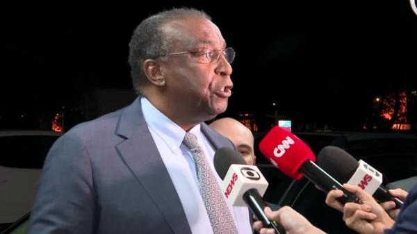 FGV afirma que Decotelli não faz parte do quadro de professores efetivos da instituição