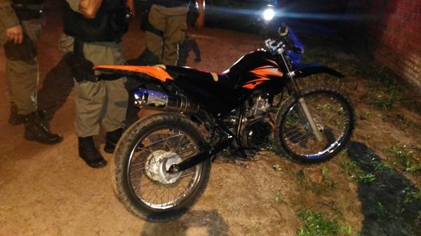 PM apreende homem com motocicleta sem placa em Floriano