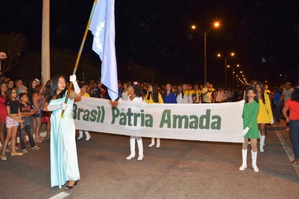 Recorde de público prestigia desfile cívico na Avenida Frei Antônio Curcio
