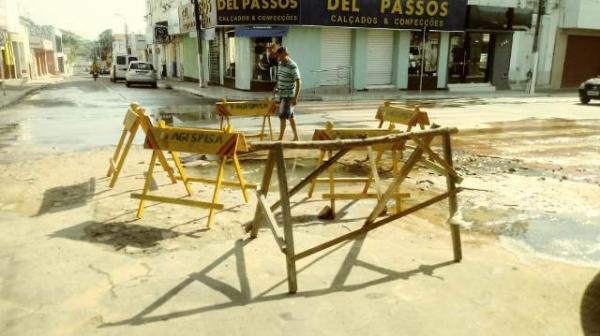 Rompimento de adutora da Agespisa causa transtornos a florianenses