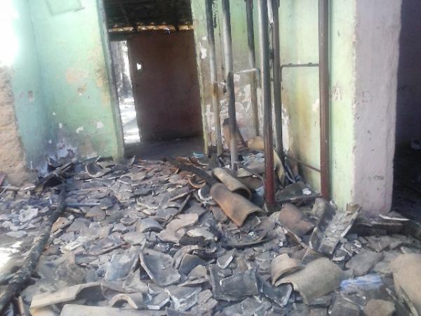 Mulher pede ajuda após perder tudo em incêndio criminoso em Floriano