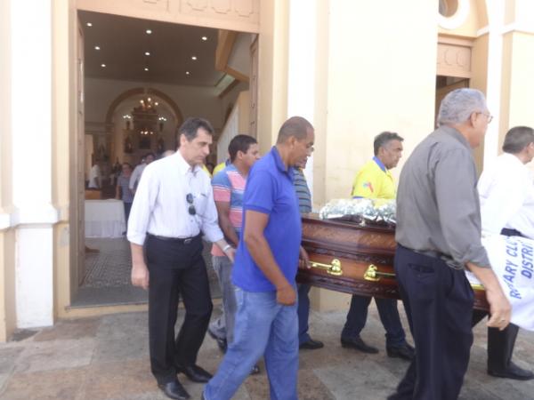 Familiares e amigos participaram da missa de corpo presente de Ant&atilde;o Reis.(Imagem:FlorianoNews)