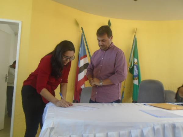 Secretaria de Sa&uacute;de de Bar&atilde;o de Graja&uacute; empossa servidores concursados.(Imagem:FlorianoNews)