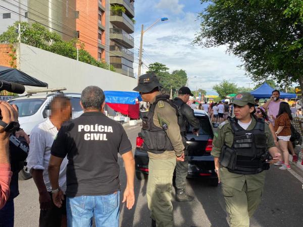 Suspeito de falsificar bebidas &eacute; preso durante o Capote da Madrugada, em Teresina.(Imagem: Neyara Pinheiro/TV Clube)