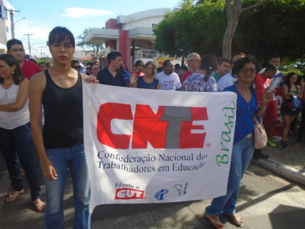 Manifesta&ccedil;&atilde;o contra reformas trabalhista e previdenci&aacute;ria toma ruas de Floriano.(Imagem:FlorianoNews)