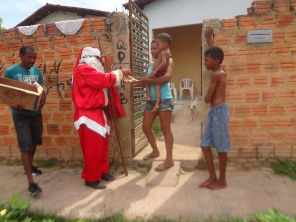 Papai Noel promoveu manh&atilde; de alegria com distribui&ccedil;&atilde;o de bombons em Floriano,(Imagem:FlorianoNews)