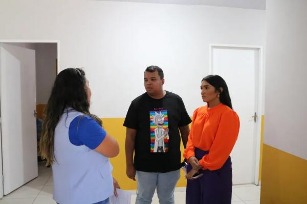  Conselheiros tutelares Renata Bezerra e Ivan Cabral com a gerente de Direitos Humanos em exerc&iacute;cio da Semcaspi, Talita Damas. (Imagem:Lucas Marreiros/g1 )
