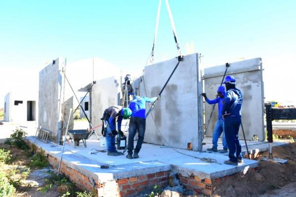 Prefeitura de Floriano visita &agrave;s obras do programa Minha Casa, Minha Vida no loteamento Bom Jardim(Imagem:Secom)