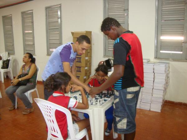 Monitores orientando os estudantes(Imagem:reda&ccedil;&atilde;o)
