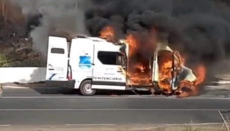 Viatura que transportava detentos pega fogo na BR 316 em Teresina