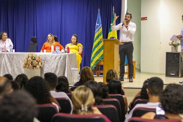 Secretário da Educação visita escola modelo em Esperantina e quer expandir modelo de ensino