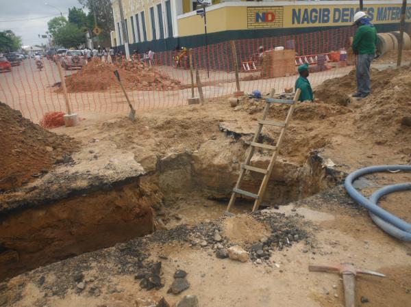 Problemas no abastecimento de &aacute;gua apareceram com mais frequ&ecirc;ncia devido as obras de Esgoto Sanit&aacute;rio em Floriano.(Imagem:FlorianoNews)