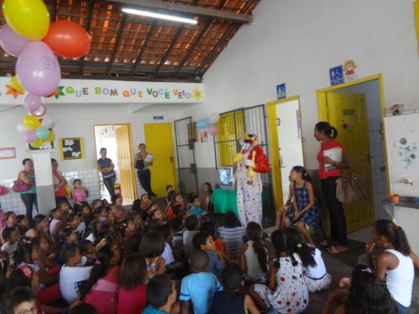 Palha&ccedil;o Carrapeta participou de atividades pelo Dia das Crian&ccedil;as em Floriano.(Imagem:FlorianoNews)