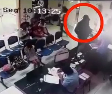 Bandido rouba arma de vigilante do hospital infantil na frente de pacientes