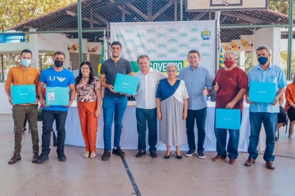 Regina Sousa entrega 16 mil Chromebooks para professores da rede estadual