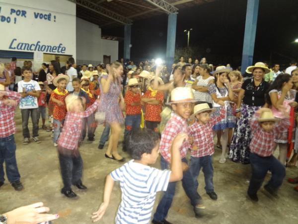 Col&eacute;gio Imparcial realizou tradicional Festa Junina em Bar&atilde;o de Graja&uacute;.(Imagem:FlorianoNews)
