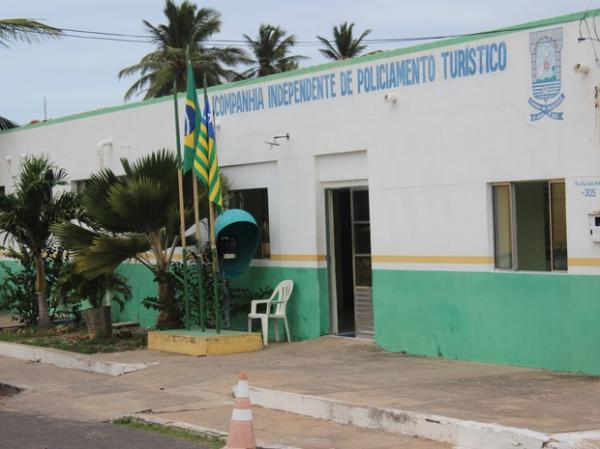 Homens pulam muro de posto da polícia, roubam colete e uniforme