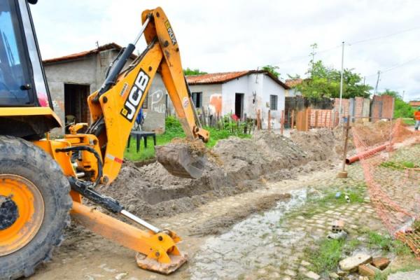 Prefeito Antônio Reis visita obra do saneamento básico de Floriano(Imagem:Secom)
