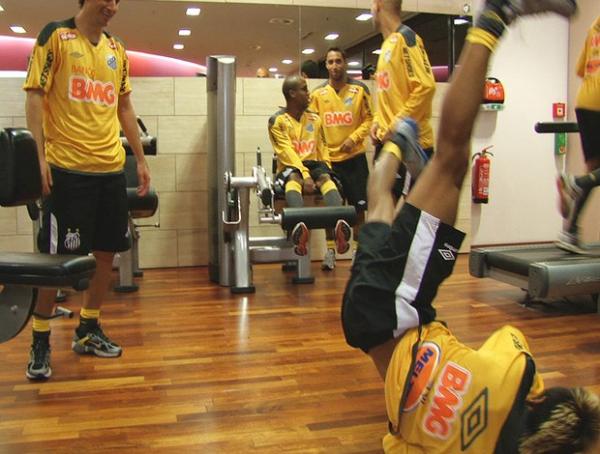 Neymar dan&ccedil;a break no ch&atilde;o da academia e diverte Elano.(Imagem:Reprodu&ccedil;&atilde;o)