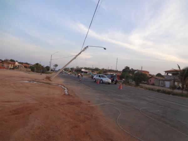 Carreta bate em poste e provoca falta de energia no bairro Samba&iacute;ba.(Imagem:FlorianoNews)