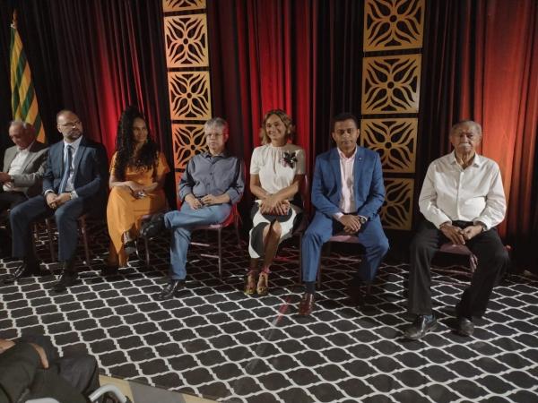 Lançamento do livro Coleção Florianenses: Uma noite de cultura e emocionantes homenagens em Floriano