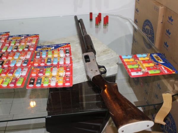 Foi encontrada no ve&iacute;culo uma espingarda calibre 12 al&eacute;m e v&aacute;rias muni&ccedil;&otilde;es da arma.(Imagem:Ellyo Teixeira/G1)