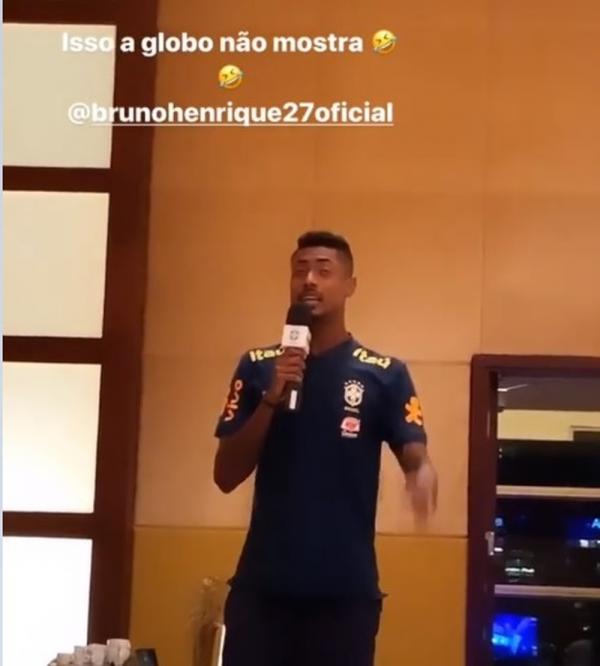 Bruno Henrique e Vinicius Junior cantam em trote na seleção brasileira