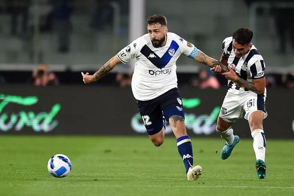  Pratto, do V&eacute;lez, disputa a bola com Enzo D&iacute;az, do Talleres.(Imagem:Getty Images )