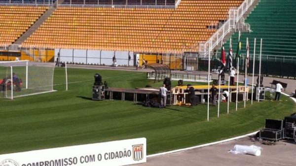Palco da festa do campe&atilde;o j&aacute; come&ccedil;a a ser montado.(Imagem:Jose Gobzalez / Globoesporte.com)