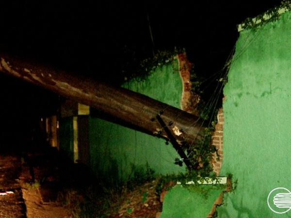 Árvore cai em rede elétrica e deixa bairro de Teresina sem energia