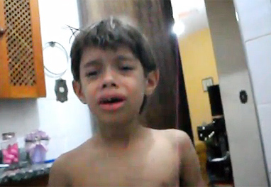Menino desesperado vira hit no YouTube