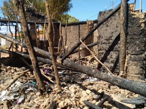 Mãe com 5 filhos pede lar de presente ao perder casa em incêndio no Piauí