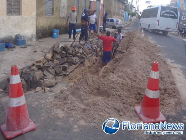 Rompimento na Rua S&atilde;o Jo&atilde;o deixa bairros de Floriano sem &aacute;gua.(Imagem:FlorianoNews)