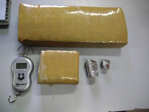 Ap&oacute;s den&uacute;ncia, Pol&iacute;cia apreende mochila com droga prensada em Floriano.(Imagem:Divulga&ccedil;&atilde;o/PM)