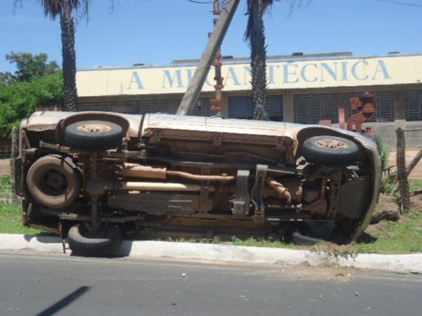 Vice-prefeito sofre acidente e capota carro em Floriano