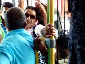 Após espera de 50 minutos, usuários brigam para entrar em ônibus