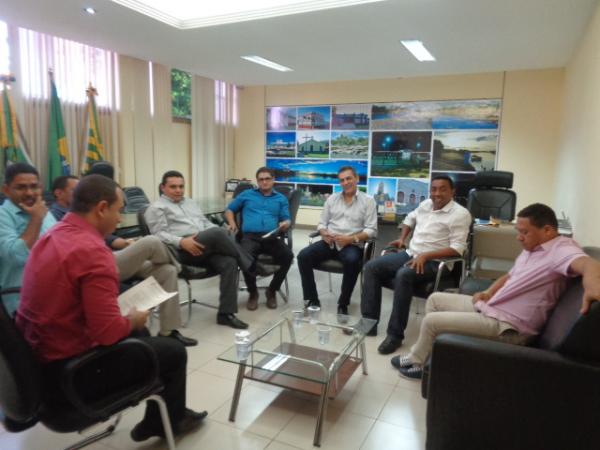 Gilberto Júnior recebe Prefeito eleito e equipe de transição