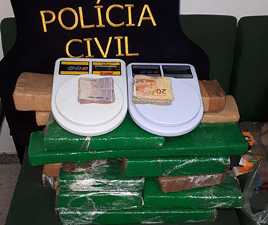 Sogro e genro são presos com 15kg de drogas ao tentar viajar para festa de Réveillon