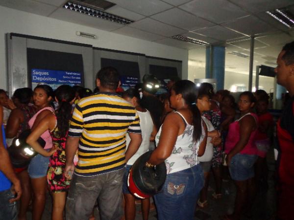 Falso boato sobre Bolsa Fam&iacute;lia causou tumulto em Floriano.(Imagem:FlorianoNews)
