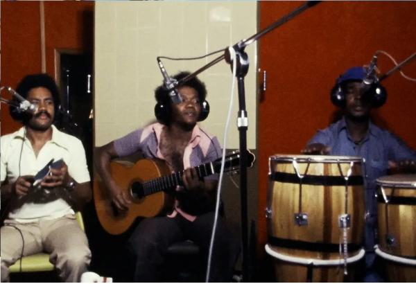 Álbum inédito dos Tincoãs inebria ao mixar o canto afro-brasileiro do trio com coral
