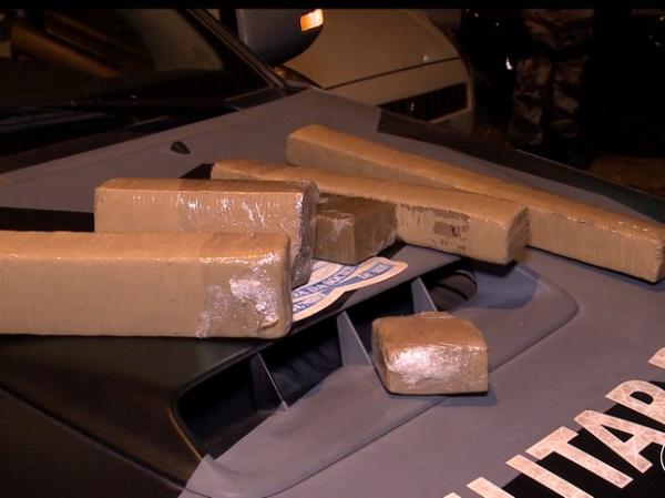 PM prende dois homens com tabletes de maconha e balança de precisão