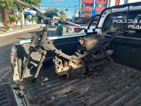 Polícia Militar de Floriano encontra motocicletas queimadas após denúncia