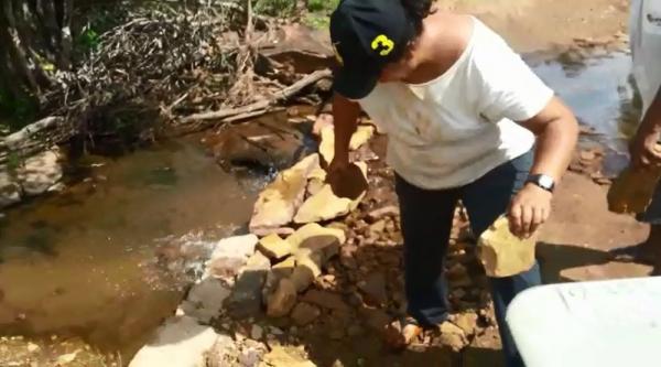 Pais cobrem buracos em estrada para os filhos irem a escola no Norte do Piauí