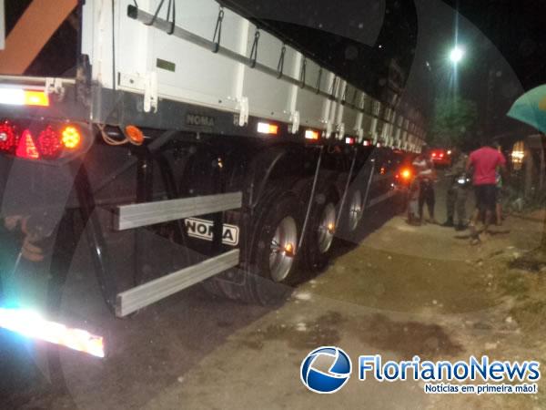 Autom&oacute;vel atropela casal em parada de &ocirc;nibus e colide contra carreta.(Imagem:FlorianoNews)