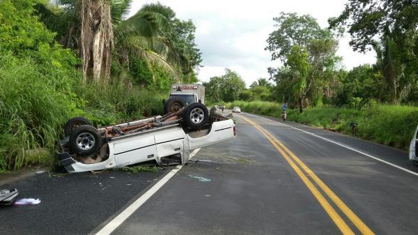 Carro tomba na BR-343 entre Floriano e Teresina